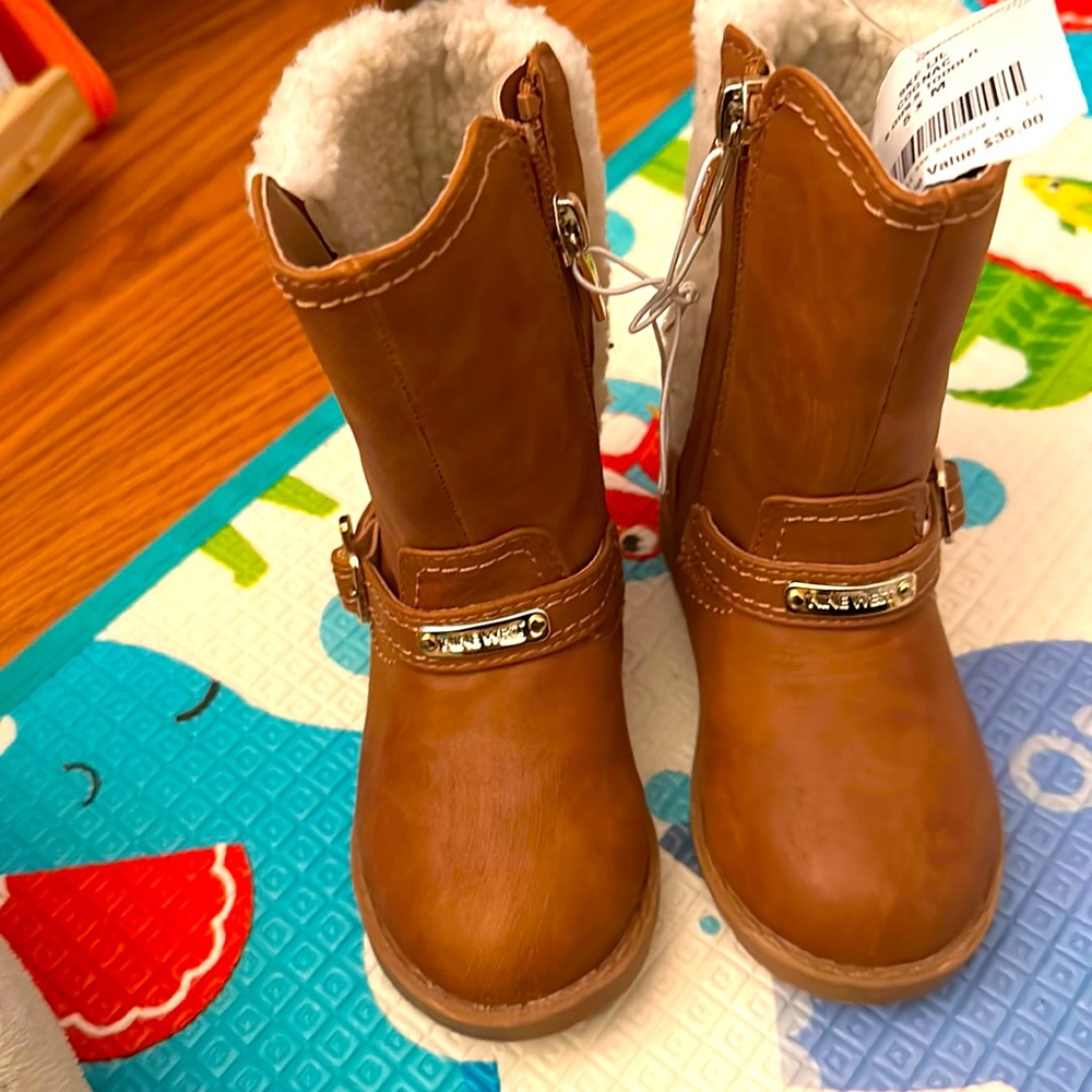 New boots for a baby girl, very cozy and warm. Never used! Size 5